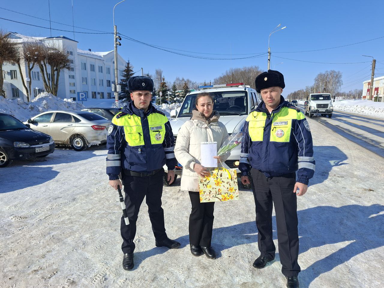 В Чувашии сотрудники Госавтоинспекции присоединились к Всероссийской акции «Цветы для автоледи» В Чувашии сотрудники Госавтоинспекции присоединились к Всероссийской акции «Цветы для автоледи»