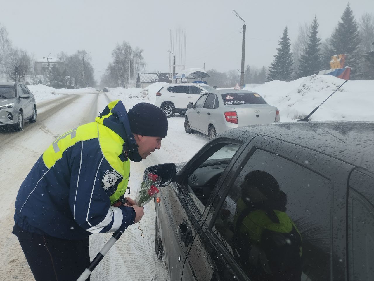 В Чувашии сотрудники Госавтоинспекции присоединились к Всероссийской акции «Цветы для автоледи» В Чувашии сотрудники Госавтоинспекции присоединились к Всероссийской акции «Цветы для автоледи»