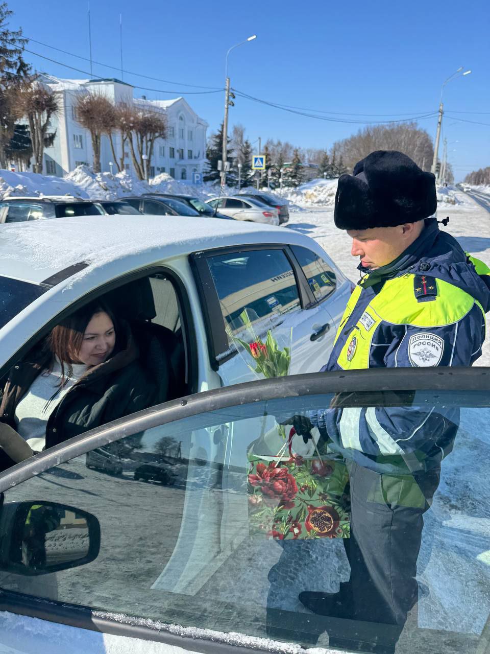 В Чувашии сотрудники Госавтоинспекции присоединились к Всероссийской акции «Цветы для автоледи» В Чувашии сотрудники Госавтоинспекции присоединились к Всероссийской акции «Цветы для автоледи»