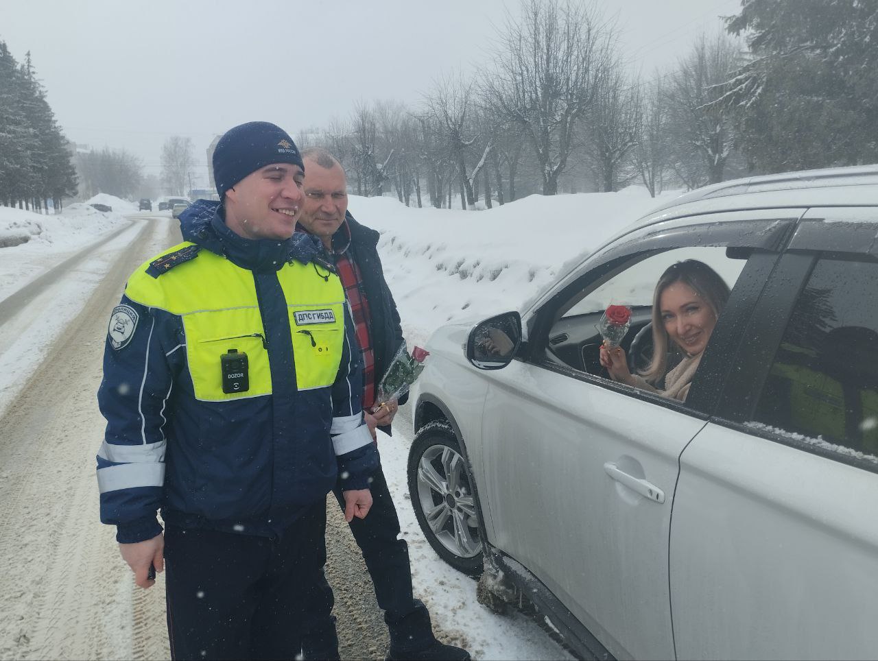 В Чувашии сотрудники Госавтоинспекции присоединились к Всероссийской акции «Цветы для автоледи» В Чувашии сотрудники Госавтоинспекции присоединились к Всероссийской акции «Цветы для автоледи»