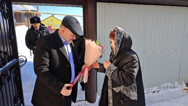 Министр внутренних дел по Чувашской Республике Сергей Кондрашов поздравил с 8 Марта и днем рождения маму погибшего старшего сержанта полиции Леонида Пучкова Министр внутренних дел по Чувашской Республике Сергей Кондрашов поздравил с 8 Марта и днем рождения маму погибшего старшего сержанта полиции Леонида Пучкова