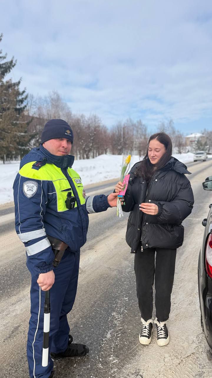 В Чувашии сотрудники Госавтоинспекции присоединились к Всероссийской акции «Цветы для автоледи» В Чувашии сотрудники Госавтоинспекции присоединились к Всероссийской акции «Цветы для автоледи»