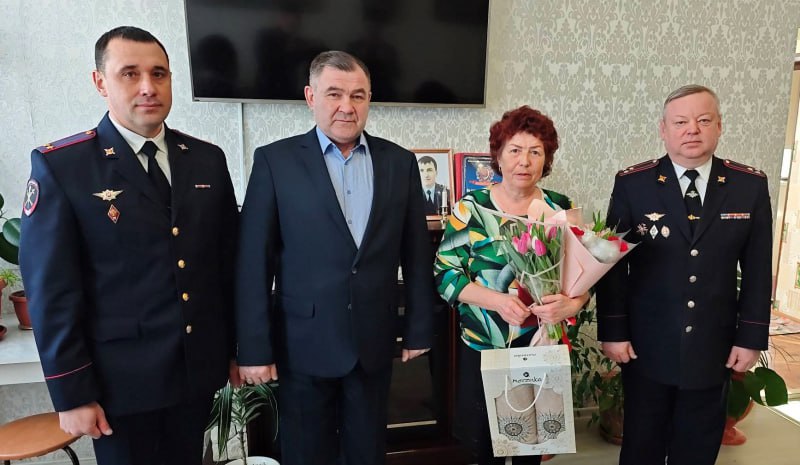 Министр внутренних дел по Чувашской Республике Сергей Кондрашов поздравил с 8 Марта и днем рождения маму погибшего старшего сержанта полиции Леонида Пучкова Министр внутренних дел по Чувашской Республике Сергей Кондрашов поздравил с 8 Марта и днем рождения маму погибшего старшего сержанта полиции Леонида Пучкова