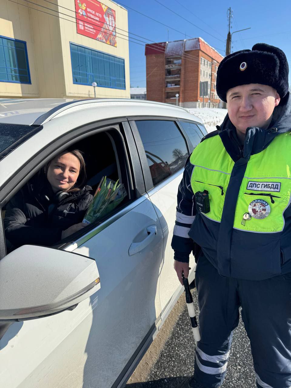 В Чувашии сотрудники Госавтоинспекции присоединились к Всероссийской акции «Цветы для автоледи» В Чувашии сотрудники Госавтоинспекции присоединились к Всероссийской акции «Цветы для автоледи»