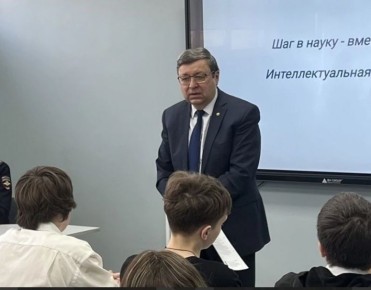 В Чувашии сотрудники и ветераны полиции, представители вуза и Общественного совета при МВД по региону провели профориентационную встречу со школьниками и студентами