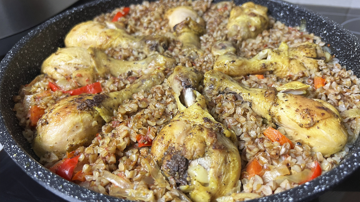 Простое и вкусное блюдо: курица с гречкой и овощами