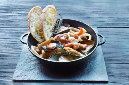 Нежный морской коктейль: мидии, кальмары и гребешки на ваш стол