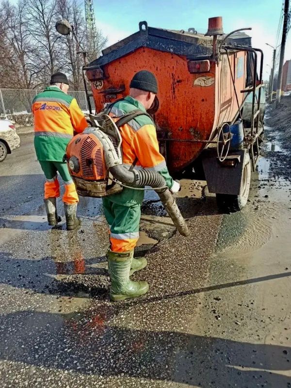 Около 1,3 тысячи квадратных метров дорог отремонтировали за неделю: работы продолжаются