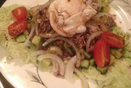 Салат с тунцом и яйцом пашот