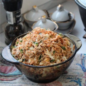 Нежный салат с морковью и тунцом