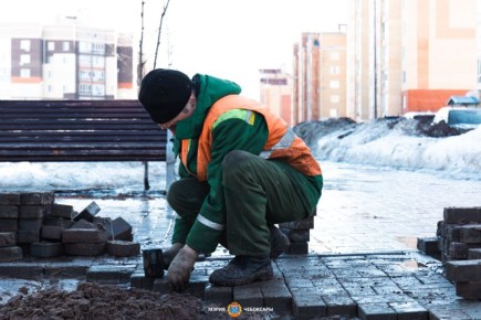 В Чебоксарах обновляют тротуарную плитку в микрорайоне «Новый город»
