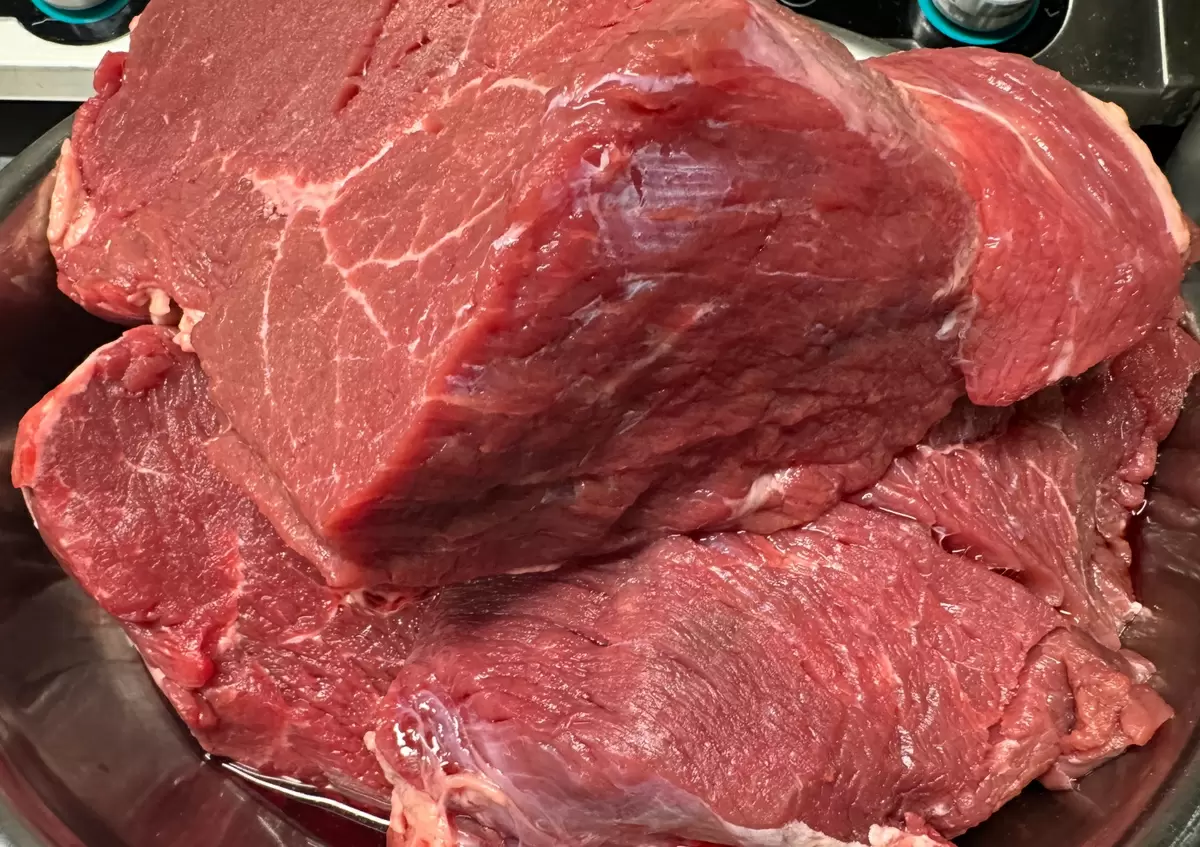 Как правильно размораживать мясо, чтобы сохранить его сочность