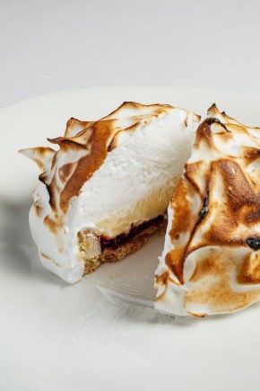 Новые кулинарные тенденции в московской ресторации: от веганского оливье до необычных десертов