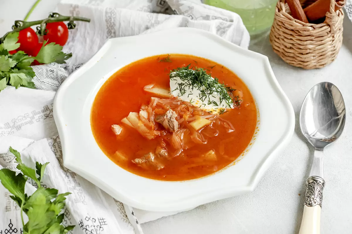 Как приготовить капустняк: традиционный польский суп из квашеной капусты со свининой