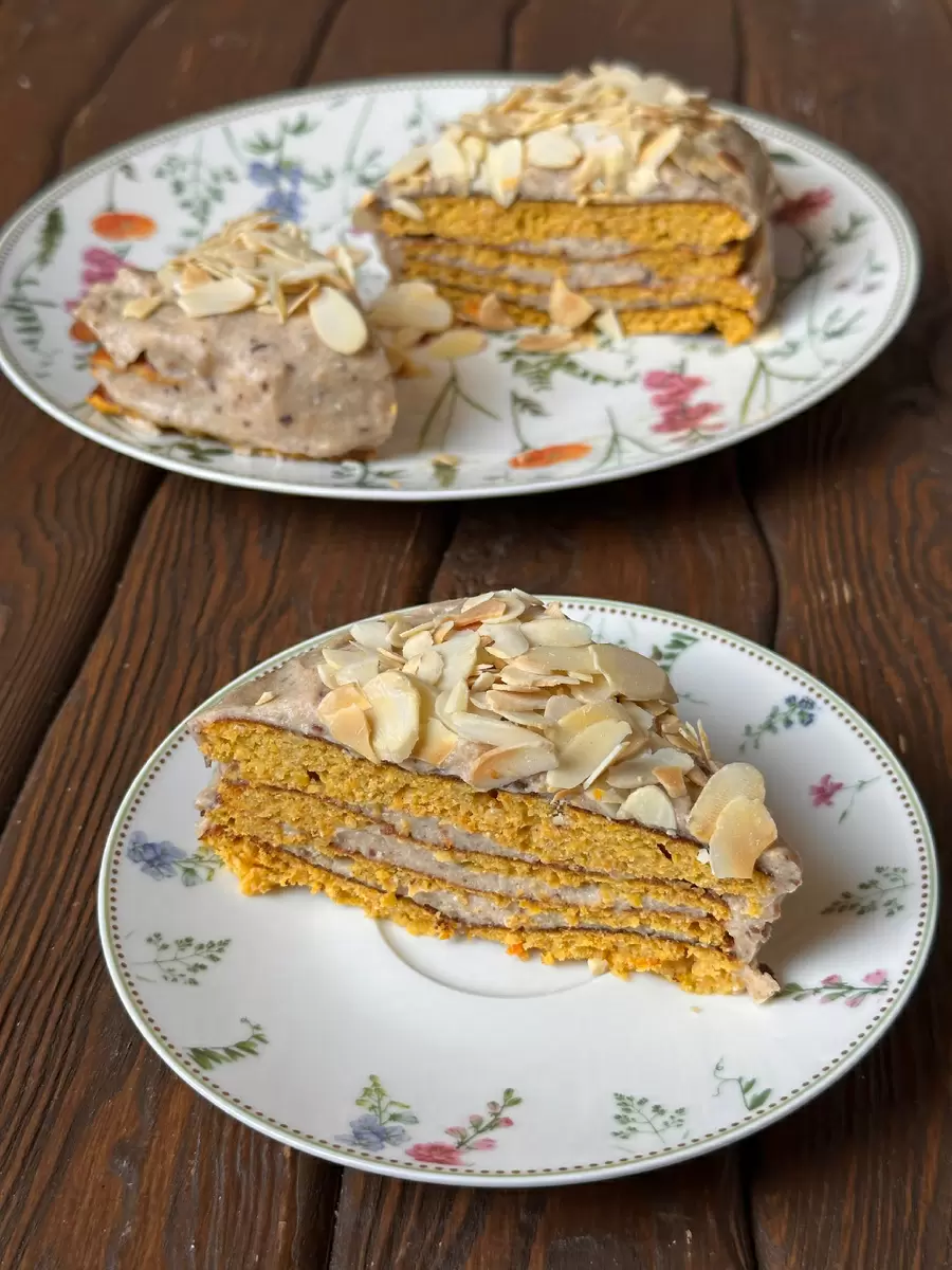 Нежный морковный торт на сковороде без сахара, который покорит ваше сердце