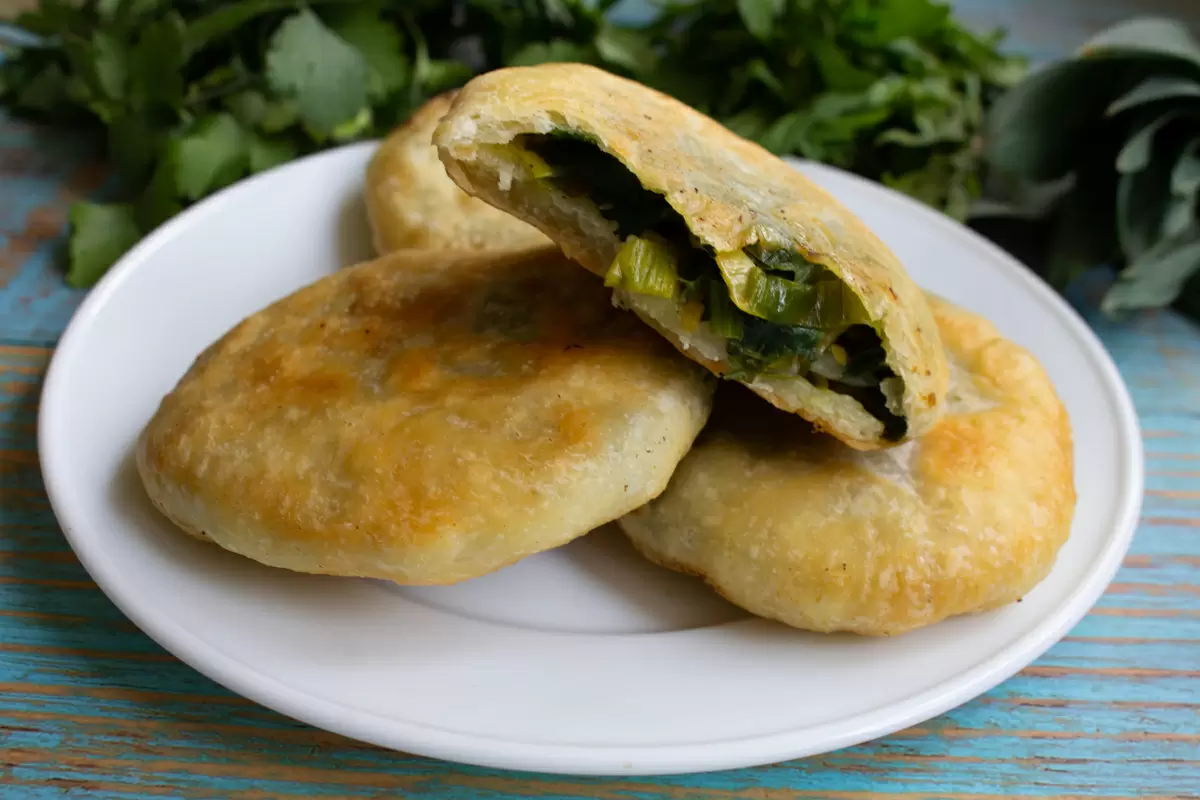 Жареные постные пирожки с зеленью