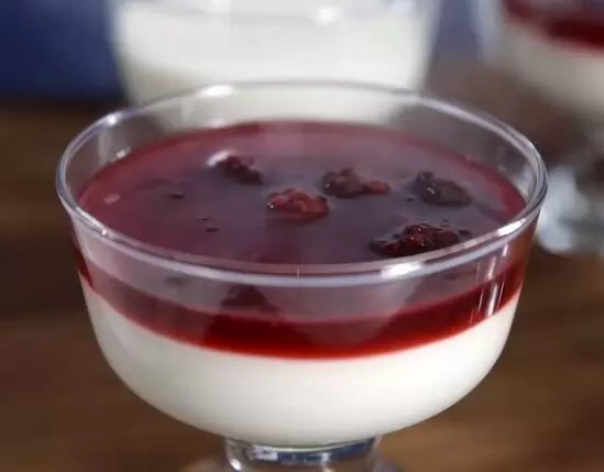 Нежный творожно-ягодный десерт без добавленного сахара