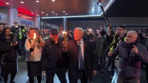 Депутат Госдумы Анатолий Аксаков с Благодатным огнем из аэропорта Внуково сразу вылетает в Чебоксары, чтобы доставить его верующим Чувашии и соседних регионов Поволжья