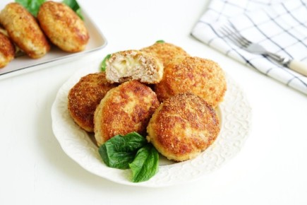 Куриные котлеты с сыром внутри: неожиданный поворот в привычном рецепте