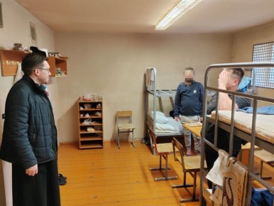 Чебоксарах священник поздравил со Светлым Христовым Воскресением граждан, содержащихся в спецприемнике и изоляторе временного содержания