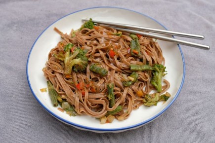 Ароматная гречневая лапша с овощами: легкое постное угощение
