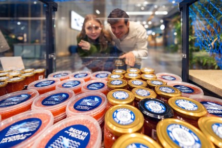 Скоро праздник: яркий ассортимент красной икры на рыбных рынках