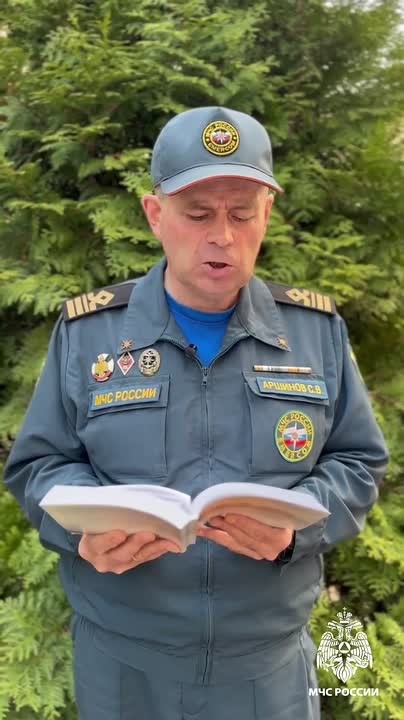 Сотрудник Центра ГИМС Главного управления МЧС России по Чувашии Сергей Аршинов читает авторское стихотворение "Письмо"