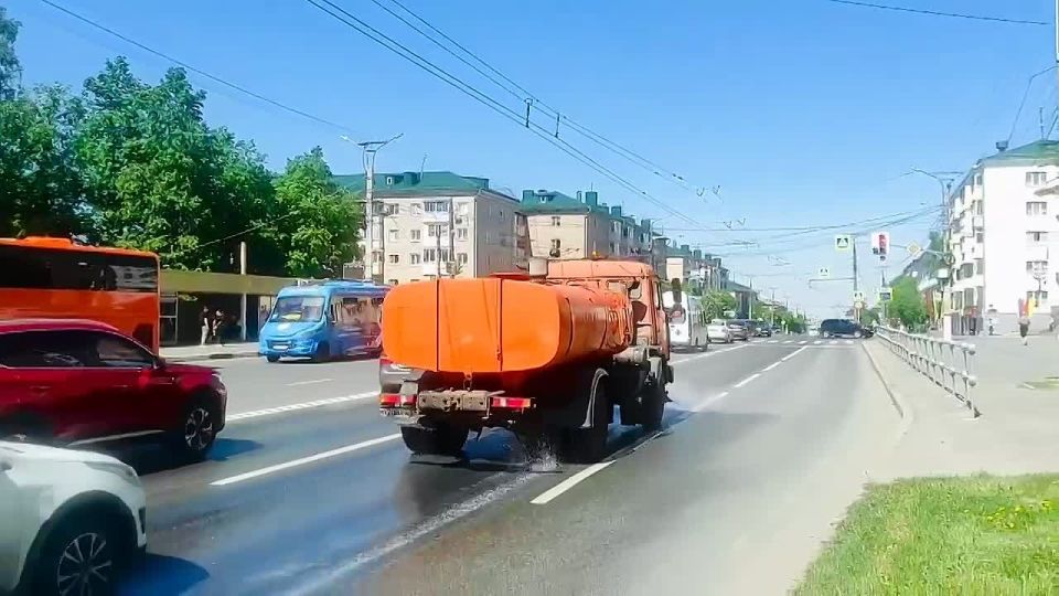 Зачем в Чебоксарах поливают дороги: поливомоечные машины в городе