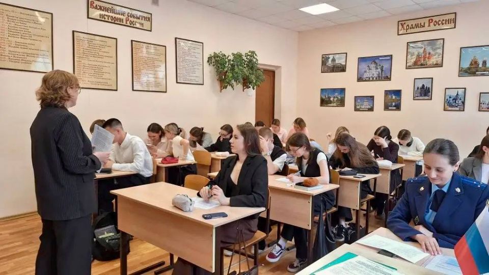 Сотрудники прокуратуры Чувашии встретились с учащимися выпускного «прокурорского» класса Лицея № 2 г. Чебоксары Сотрудники прокуратуры Чувашии встретились с учащимися выпускного «прокурорского» класса Лицея № 2 г. Чебоксары