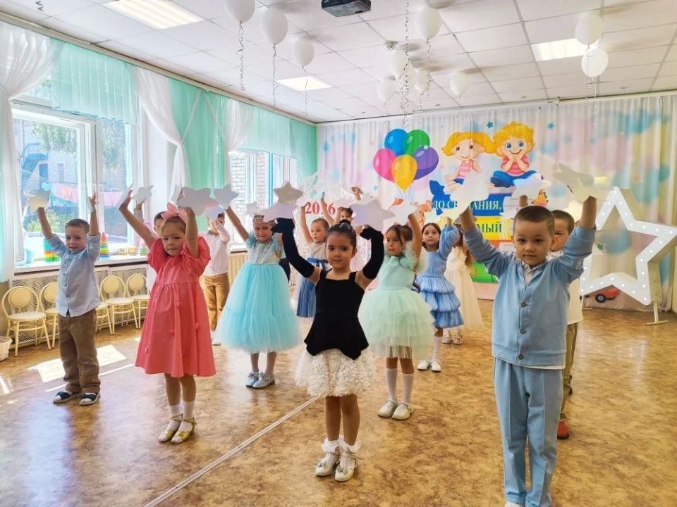 В Чебоксарах начались праздничные выпускные В Чебоксарах начались праздничные выпускные
