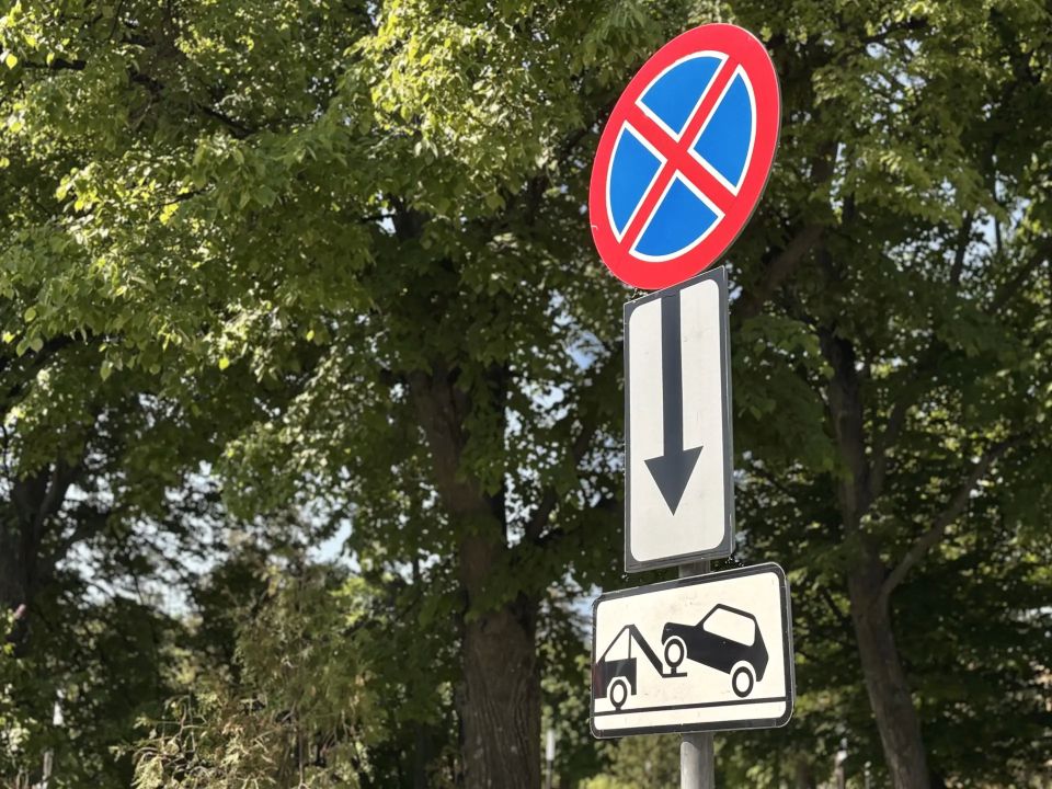 В ближайшее время на нескольких улицах Чебоксар появятся новые знаки — «Остановка запрещена» (3.27) и табличка «Работает эвакуатор» (8.24)