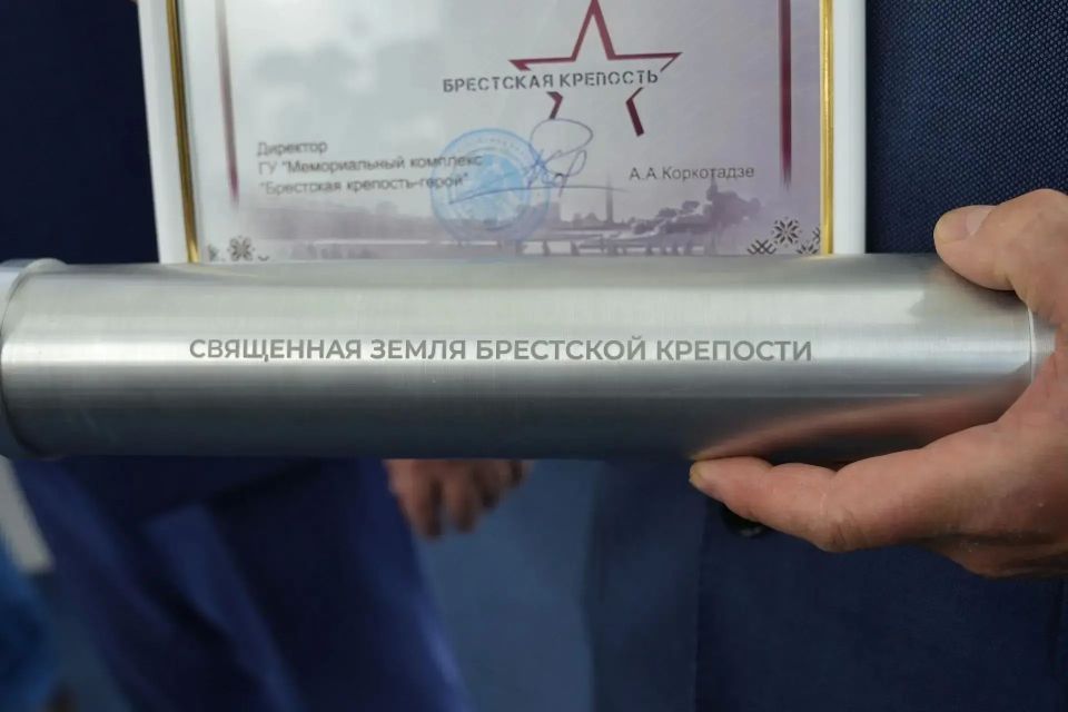 Историко-патриотический центр "Наследники Победы" ЧГУ им. И. Ульянова получил капсулу со священной землей из Брестской крепости Историко-патриотический центр "Наследники Победы" ЧГУ им. И. Ульянова получил капсулу со священной землей из Брестской крепости
