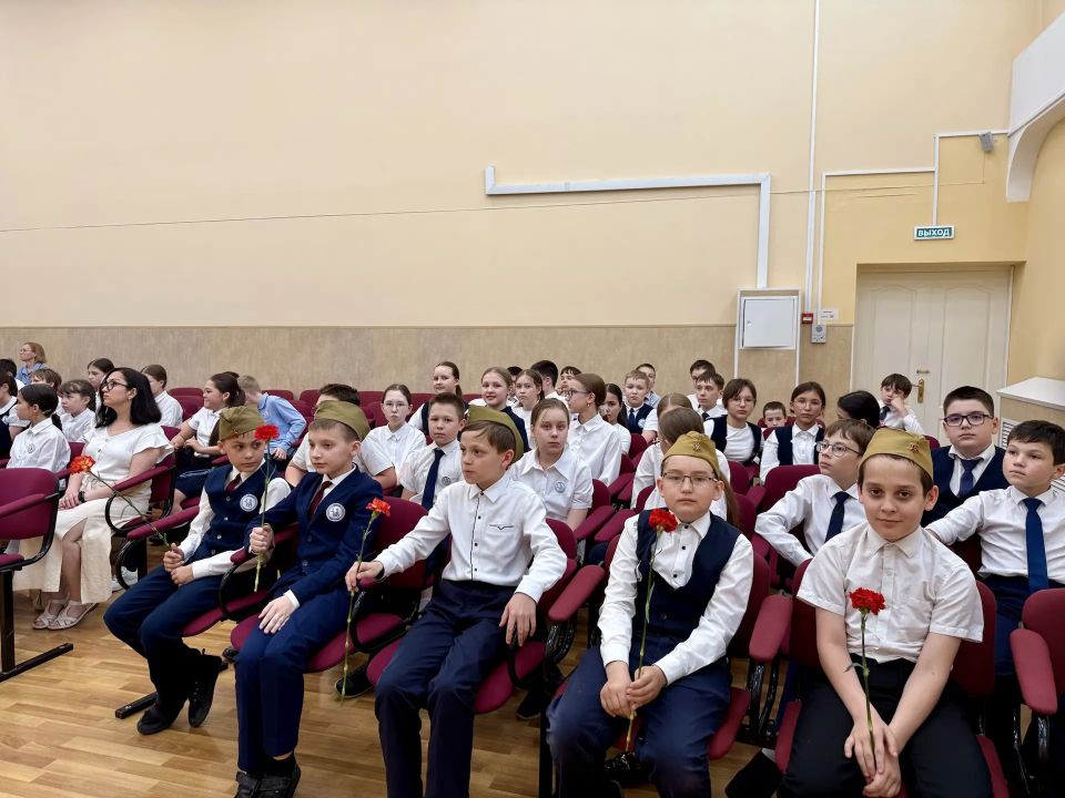Сегодня в новочебоксарском лицее №18 торжественно открыли «Парту Героя» в память о Вячеславе Григорьеве, который здесь учился Сегодня в новочебоксарском лицее №18 торжественно открыли «Парту Героя» в память о Вячеславе Григорьеве, который здесь учился