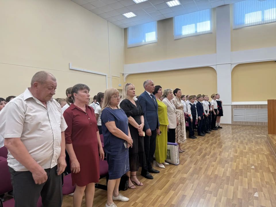 Сегодня в новочебоксарском лицее №18 торжественно открыли «Парту Героя» в память о Вячеславе Григорьеве, который здесь учился Сегодня в новочебоксарском лицее №18 торжественно открыли «Парту Героя» в память о Вячеславе Григорьеве, который здесь учился
