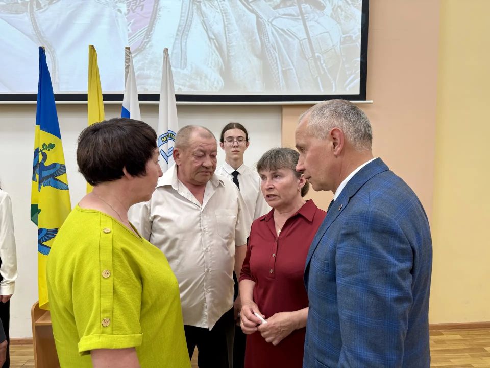 Сегодня в новочебоксарском лицее №18 торжественно открыли «Парту Героя» в память о Вячеславе Григорьеве, который здесь учился Сегодня в новочебоксарском лицее №18 торжественно открыли «Парту Героя» в память о Вячеславе Григорьеве, который здесь учился