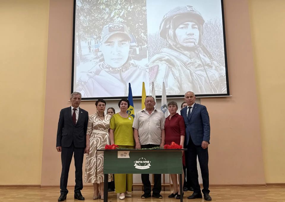 Сегодня в новочебоксарском лицее №18 торжественно открыли «Парту Героя» в память о Вячеславе Григорьеве, который здесь учился