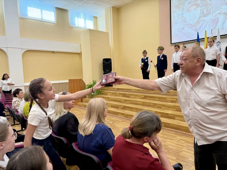 Сегодня в новочебоксарском лицее №18 торжественно открыли «Парту Героя» в память о Вячеславе Григорьеве, который здесь учился Сегодня в новочебоксарском лицее №18 торжественно открыли «Парту Героя» в память о Вячеславе Григорьеве, который здесь учился