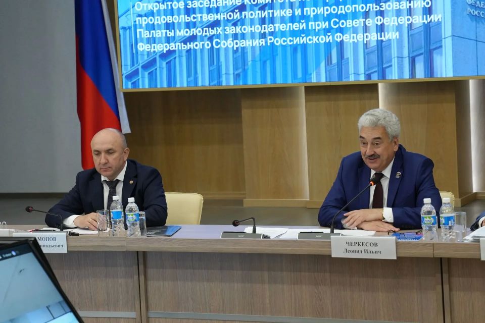 Леонид Черкесов: Как сделать жизнь на селе более комфортной? Что необходимо предпринять, чтобы молодежь оставалась в деревнях? Ответы на эти вопросы сегодня в Чебоксарах искали участники выездного заседания Комитета по... Леонид Черкесов: Как сделать жизнь на селе более комфортной? Что необходимо предпринять, чтобы молодежь оставалась в деревнях? Ответы на эти вопросы сегодня в Чебоксарах искали участники выездного заседания Комитета по...