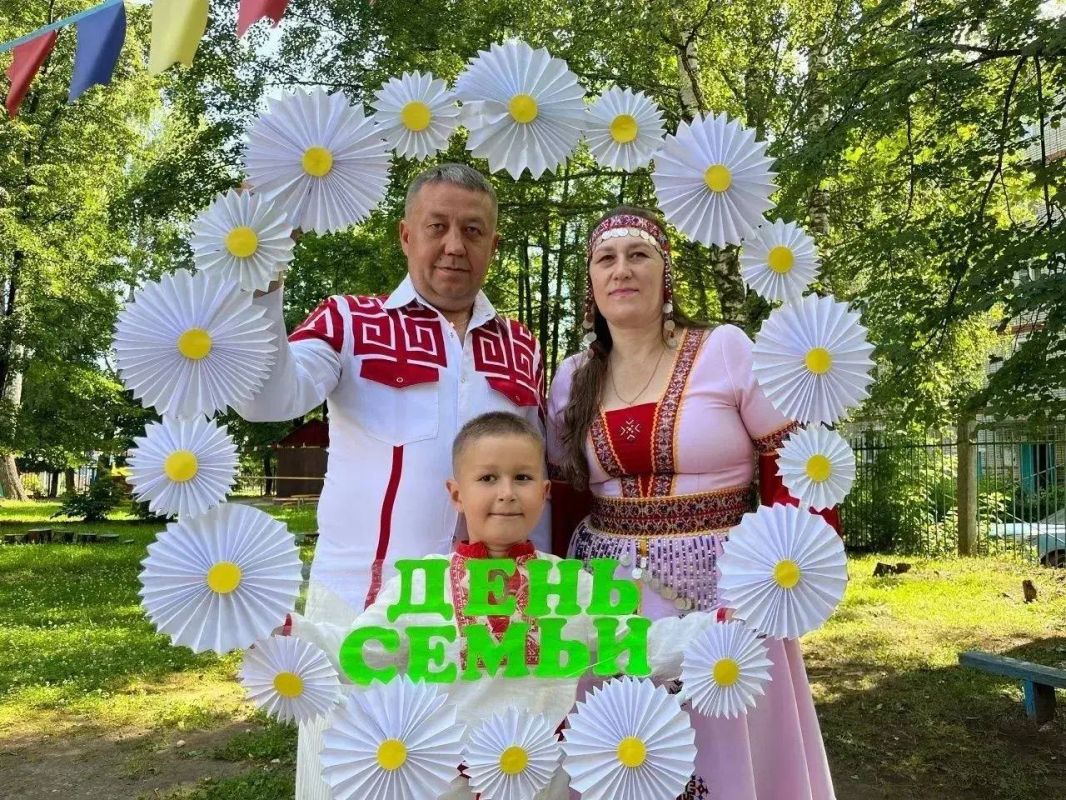 Белые ромашки объединили юных чебоксарцев и их родителей в День семьи, любви и верности Белые ромашки объединили юных чебоксарцев и их родителей в День семьи, любви и верности