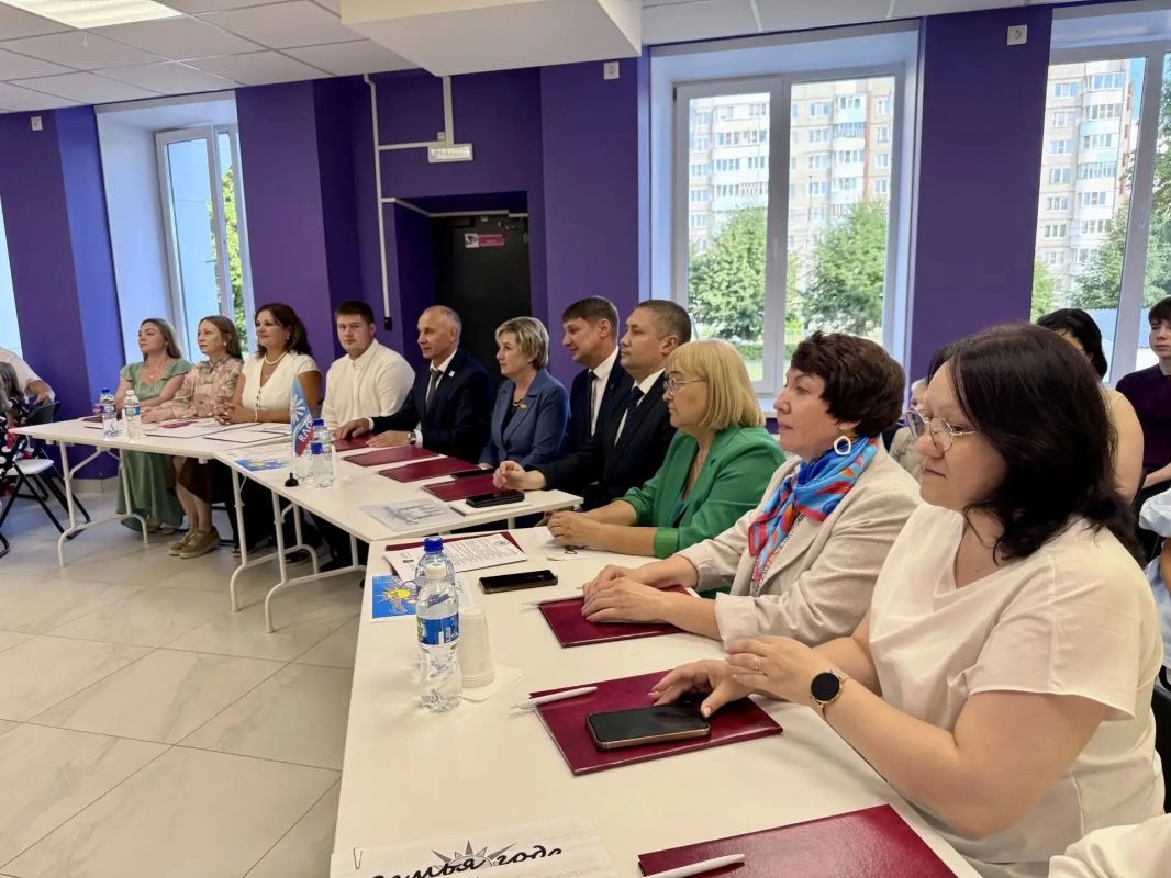 Дорогие новочебоксарцы! От всего сердца поздравляю вас с Днем семьи, любви и верности! Дорогие новочебоксарцы! От всего сердца поздравляю вас с Днем семьи, любви и верности!