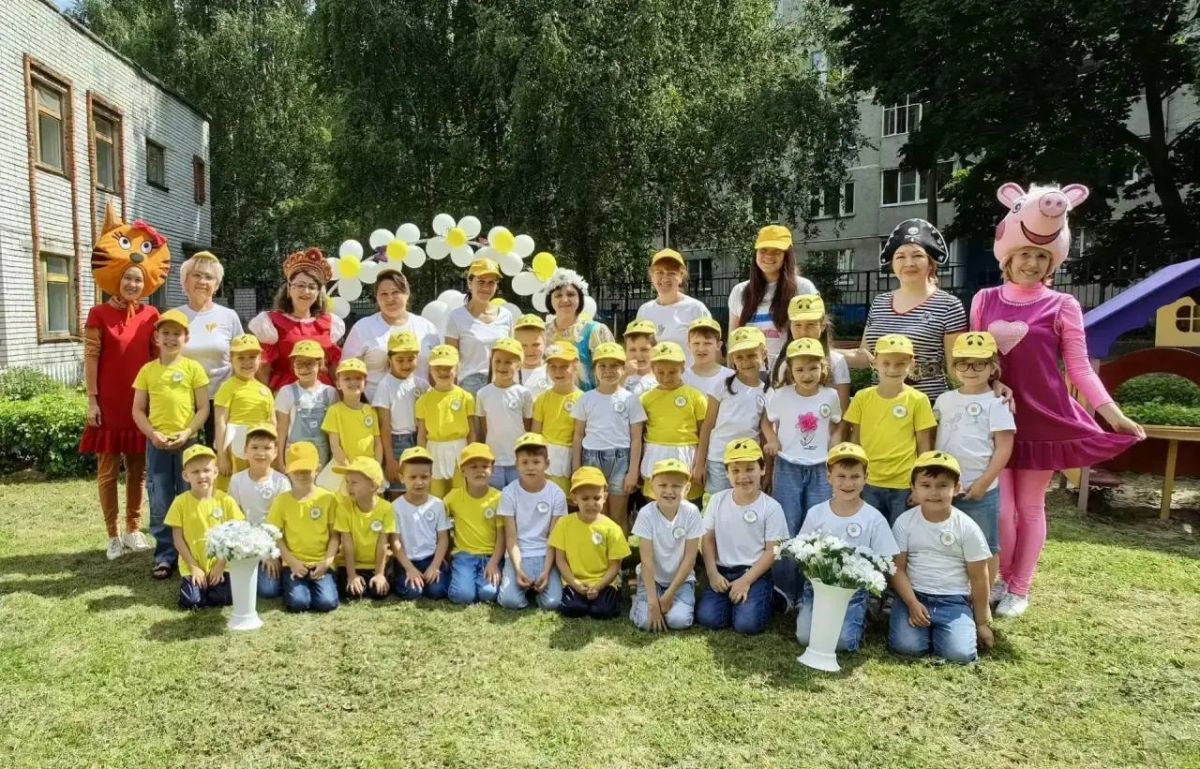 Белые ромашки объединили юных чебоксарцев и их родителей в День семьи, любви и верности Белые ромашки объединили юных чебоксарцев и их родителей в День семьи, любви и верности