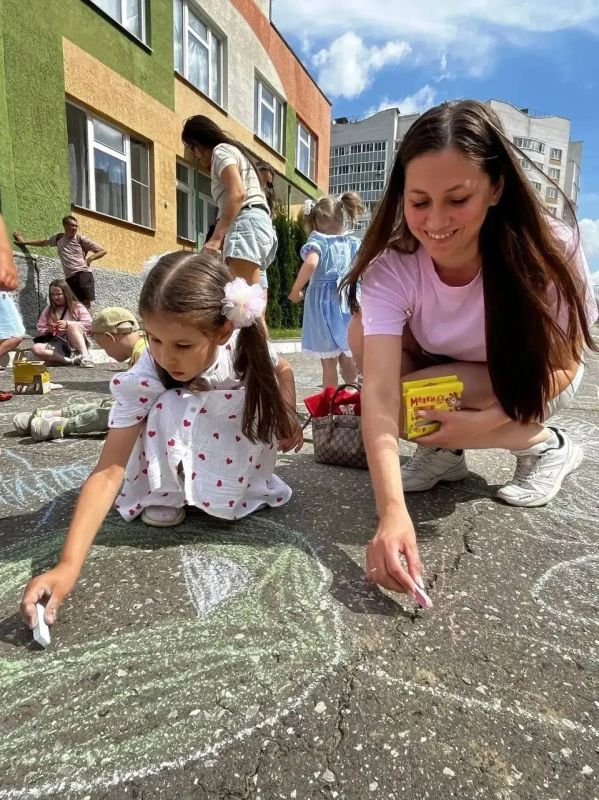 Белые ромашки объединили юных чебоксарцев и их родителей в День семьи, любви и верности Белые ромашки объединили юных чебоксарцев и их родителей в День семьи, любви и верности