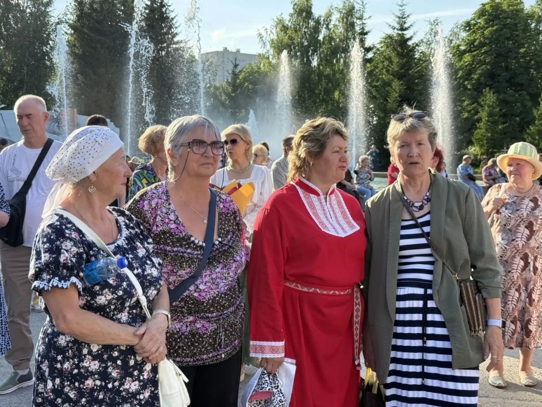 День семьи, любви и верности – праздник, который сегодня объединил и еще сильнее сплотил Новочебоксарск День семьи, любви и верности – праздник, который сегодня объединил и еще сильнее сплотил Новочебоксарск