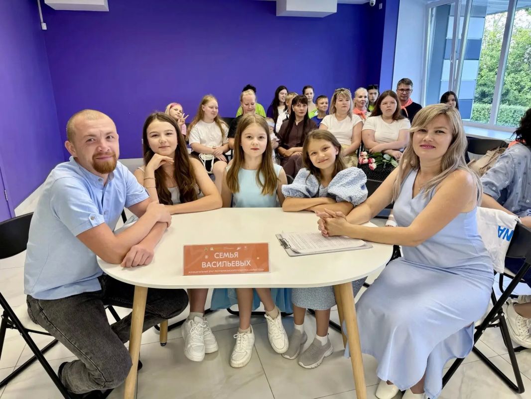 Дорогие новочебоксарцы! От всего сердца поздравляю вас с Днем семьи, любви и верности! Дорогие новочебоксарцы! От всего сердца поздравляю вас с Днем семьи, любви и верности!
