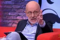 Когда страсть сталкивается с критикой: Александр Гордон защищает свою молодую жену в эфире
