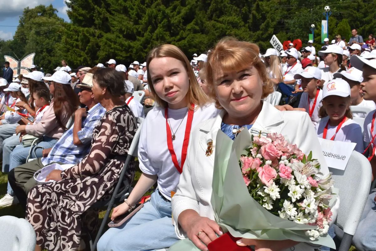 Жительница Чебоксар Валентина Тихонова удостоена высокой награды – знака материнской славы Чувашской Республики «Анне» Жительница Чебоксар Валентина Тихонова удостоена высокой награды – знака материнской славы Чувашской Республики «Анне»
