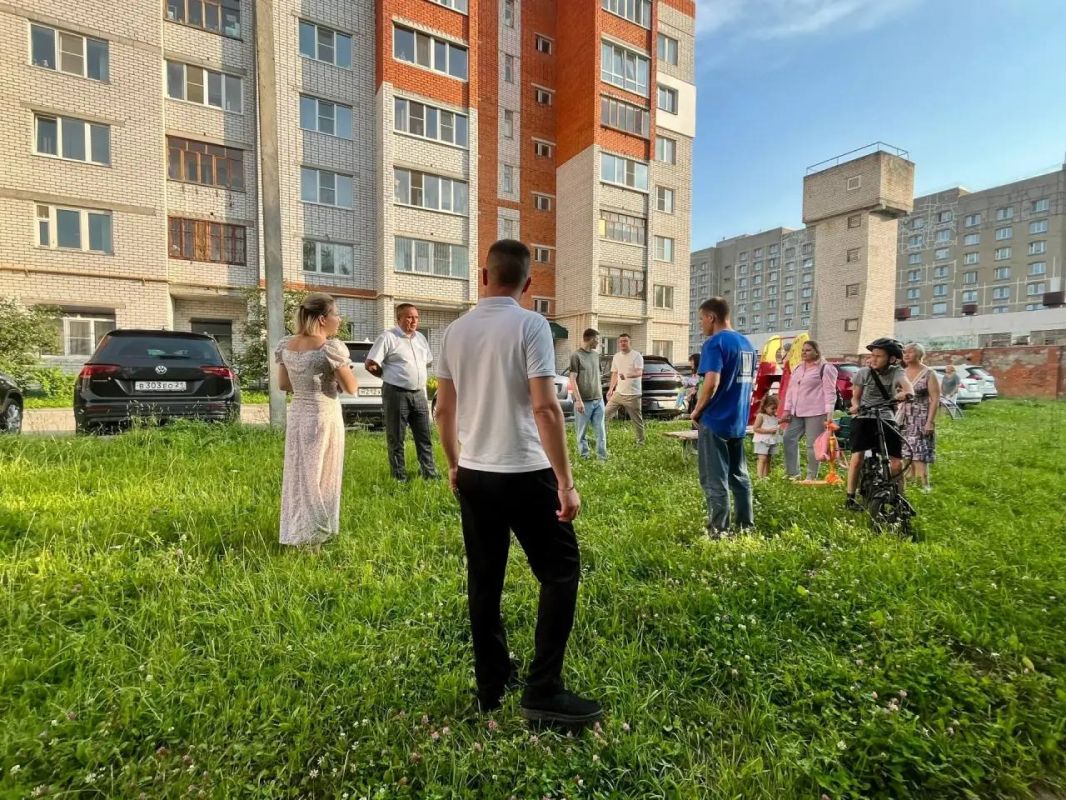 В Чебоксарах продолжается благоустройство дворов в рамках программы "НИМЕ - Народный бюджет" Главы Чувашии Олега Николаева В Чебоксарах продолжается благоустройство дворов в рамках программы "НИМЕ - Народный бюджет" Главы Чувашии Олега Николаева