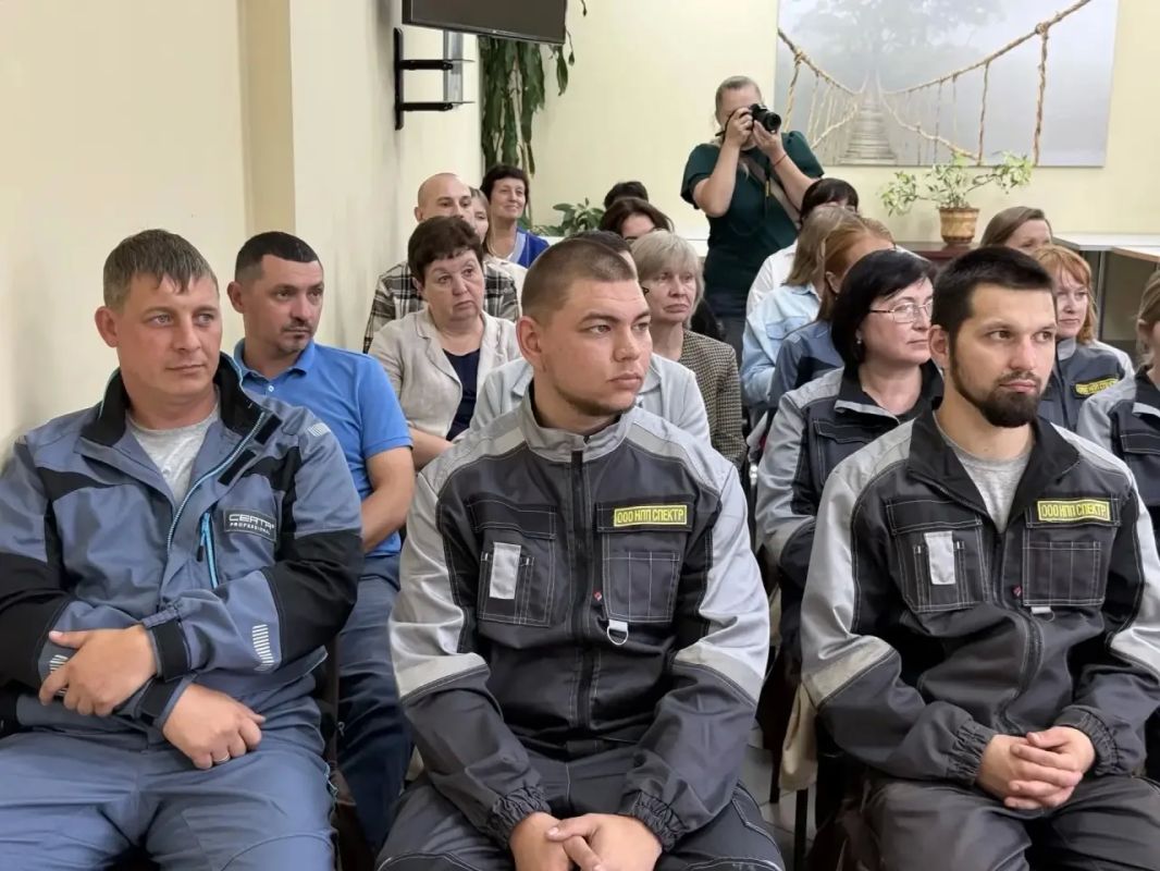 Неоднократно бывал на новочебоксарском предприятии «Спектр» и каждый раз восхищаюсь инновационным производством, сильным научным подходом и командой настоящих профессионалов, которую собрал учредитель Сергей Михеев Неоднократно бывал на новочебоксарском предприятии «Спектр» и каждый раз восхищаюсь инновационным производством, сильным научным подходом и командой настоящих профессионалов, которую собрал учредитель Сергей Михеев
