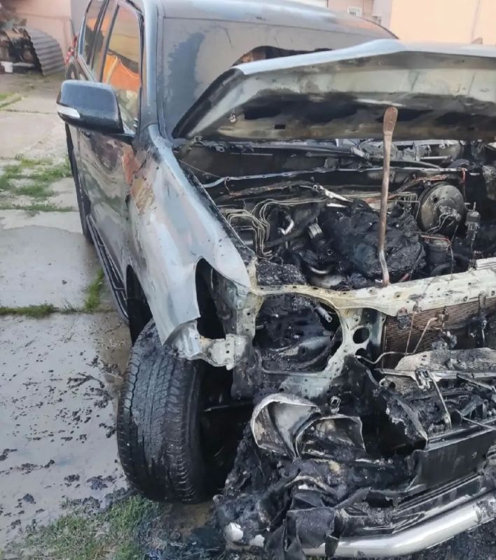 #Сводка_МЧС_Чувашии. В Чебоксарском округе горел автомобиль 19 июля вечером в деревне Вурманкасы загорелась легковая машина "Тайота Ленд Крузер", припаркованная около дома N 15 на улице Лесная
