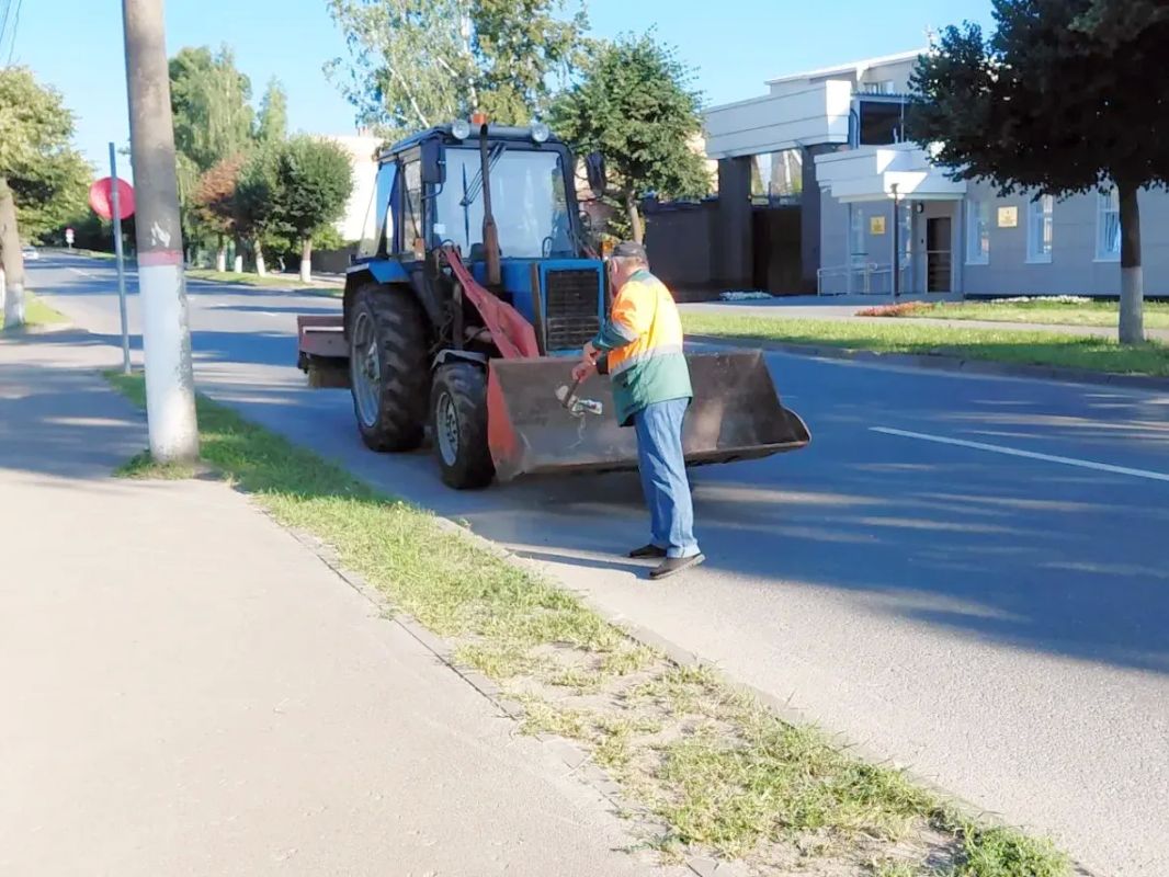 В Чебоксарах АО «Дорэкс» выполняет плановые задачи по уборке и содержанию улично-дорожной сети В Чебоксарах АО «Дорэкс» выполняет плановые задачи по уборке и содержанию улично-дорожной сети